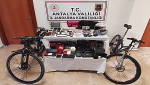 Manavgat'ta bir kişinin omzundaki çantayı çalan zanlı yakalandı