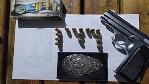 Manisa'da durdurulan otomobilde polis rozeti ve silah ele geçirildi