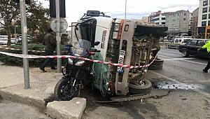 Silivri'de kum kamyonu polisin üzerine devrildi, kaza kameraya yansıdı