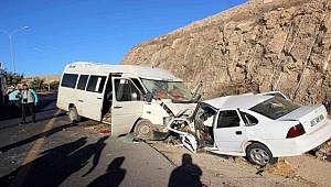 Ters yöne giren minibüs, otomobille çarpıştı 1 kişi öldü, 17 kişi yaralandı