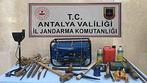 Antalya’da jandarmadan kaçak kazıya 3 gözaltı 