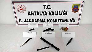 Antalya'da kontrol noktasında durdurulan araçtan silah, cop ve çakı çıktı