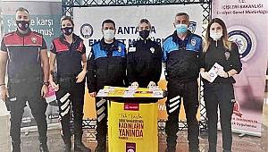 Antalya'da Polisler AVM’de Stant Açarak KADES Uygulamasını Tanıttı