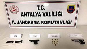 Antalya'da yol kontrol noktasında durdurulan araçtan ateşli silah çıktı