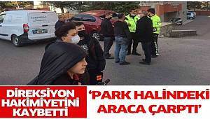 Direksiyon hakimiyetini kaybetti park halindeki 3 otomobile çarptı