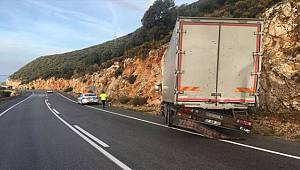 Kaş'ta kayalığa çarpan kamyondaki 2 kişi yaralandı