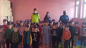 Öğrencilere 'güvenlik kuralları ve trafik yaya güvenliği' anlatıldı 