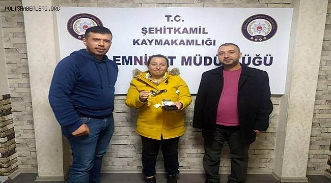 Polis memuru içerisinde 20 bin TL değerinde eşya bulunan cüzdanı sahibine ulaştırdı 