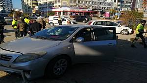 Adana'da iki otomobilin çarpıştığı kazada 2 kişi yaralandı 