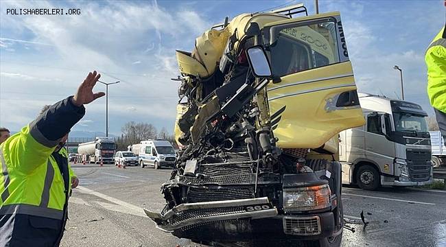 Anadolu Otoyolu'nda kamyon yolcu otobüsüne çarptı 8 kişi yaralandı
