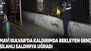 Mavi Bulvar'da kaldırımda bekleyen genç silahlı saldırıya uğradı