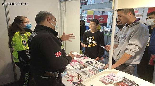 Mersin polisi, kitap fuarında vatandaşları bilgilendirdi 