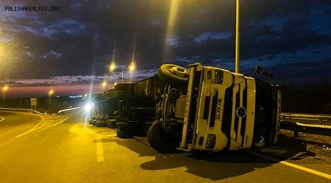 Urfa’da Tır devrildi! 26 ton mobilya parçası yola saçıldı 