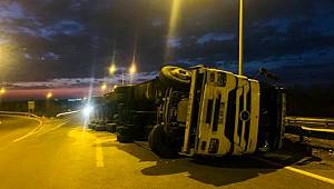 Urfa’da Tır devrildi! 26 ton mobilya parçası yola saçıldı 