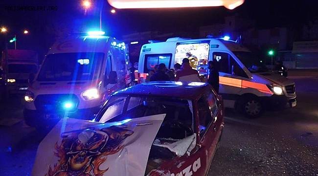Adana'da otomobil ile minibüsün çarpıştığı kazada 3 kişi yaralandı 