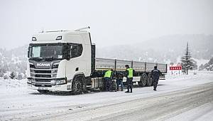 Antalya-Konya yolunda kar nedeniyle mahsur kalanlara jandarma yardım etti 