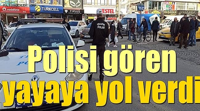 Düzce'de Polisi Gören Yayaya Yol Verdi 