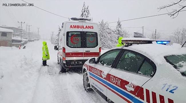 Kahramanmaraş'ta kara saplanan ambulansın yardımına jandarma yetişti