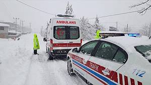 Kahramanmaraş'ta kara saplanan ambulansın yardımına jandarma yetişti
