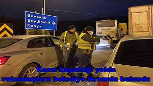 Karın kapattığı yolda vatandaşlara belediye ikramda bulundu