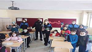 Kastamonu'nda Afetzede öğrencilere okuma kitabı hediye edildi