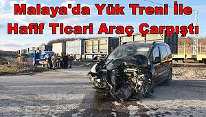 Malatya'da Yük Treni İle Hafif Ticari Araç Çarpıştı