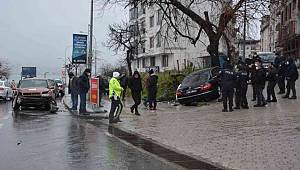 Ordu'da iki otomobil kafa kafaya çarpıştı, kaza anı kamerada