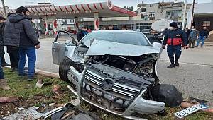 Osmaniye’de refüje çarpan otomobilin sürücüsü yaralandı 
