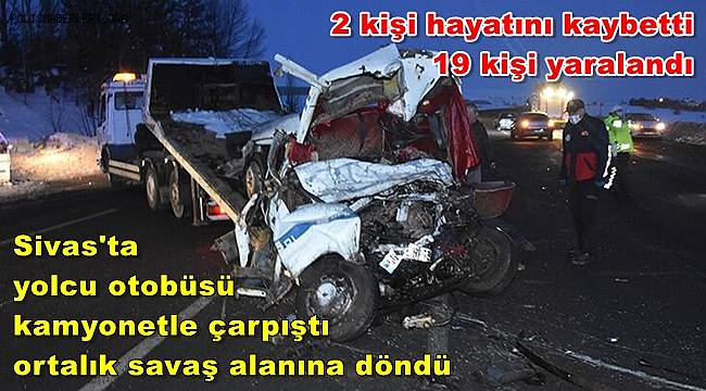 Sivas'ta yolcu otobüsü kamyonetle çarpıştı, ortalık savaş alanına döndü