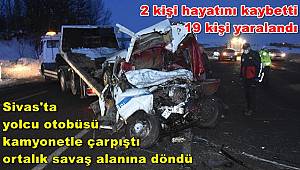 Sivas'ta yolcu otobüsü kamyonetle çarpıştı, ortalık savaş alanına döndü