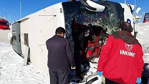 Van'da yolcu otobüsü devrildi 2'si ağır 9 yaralı