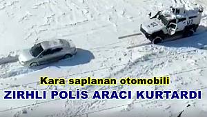 Zırhlı polis aracı hasta taşırken kara saplanan otomobili kurtardı