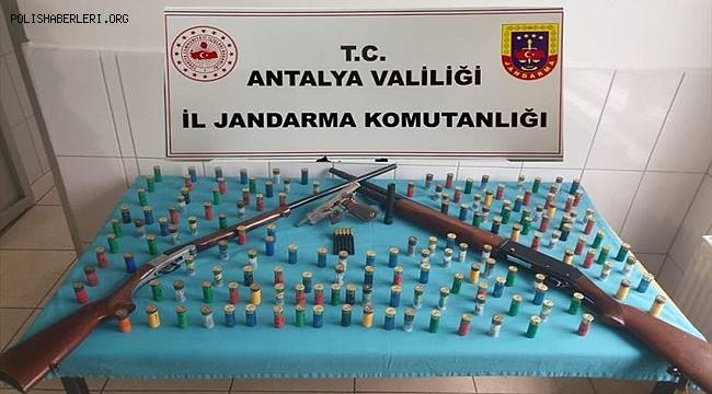 Antalya'da evinde ruhsatsız silahlar bulunan kişi gözaltına alındı