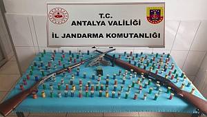 Antalya'da evinde ruhsatsız silahlar bulunan kişi gözaltına alındı