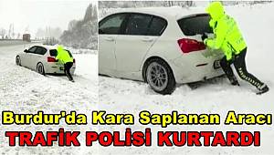 Burdur'da kara saplanan aracı polis memuru kurtardı
