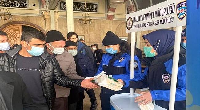 Malatya'da polis kandil simidi dağıttı