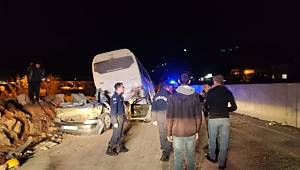Mersin'de servis otobüsünün otomobilin üzerine devrildiği kazada bir kişi öldü 32 kişi yaralandı 