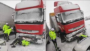 Trafik polisi, eksi 8 derecede karın üzerine yatıp TIR'ın arızasını giderdi 