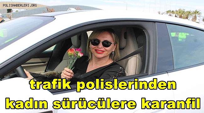 Antalya'da trafik polislerinden kadın sürücülere karanfil