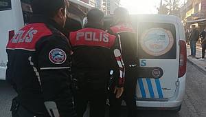 Araçların önüne atlayan alkollü şahsa polis müdahale etti