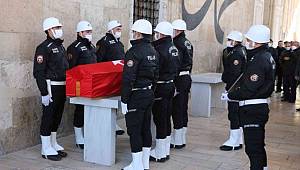 Emekli polis törenle defnedildi 