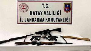 Hatay'da evlerinde 11 ruhsatsız silah bulunan iki zanlıya gözaltı