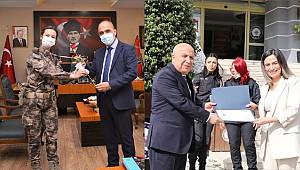 Polisler, kadın sürücülerle meslektaşlarının Dünya Kadınlar Günü'nü kutladı