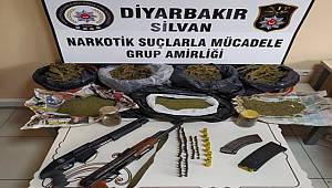 Silvan'da uyuşturucu ve silahlarla yakalandı 