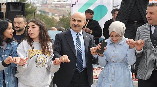Vali Demirtaş Nevruz Ateşini Yakıp, Halkla Halay Çekti 