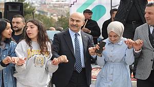 Vali Demirtaş Nevruz Ateşini Yakıp, Halkla Halay Çekti 
