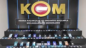 Adana'da iki aracın gizli bölmelerinde gümrük kaçağı 205 cep telefonu ele geçirildi
