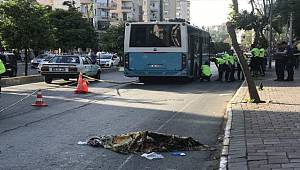 Antalya'da otobüse tutunmaya çalışan patenli çocuklardan biri öldü, biri yaralandı