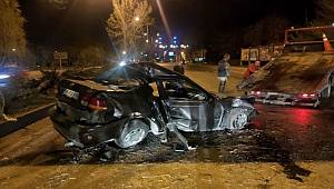 Hurdaya dönen araçtaki 2 kişi yaralandı 
