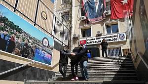 Polis memurunu kafasına cisim atarak şehit eden zanlı, tutuklama talebiyle mahkemeye sevk edildi 